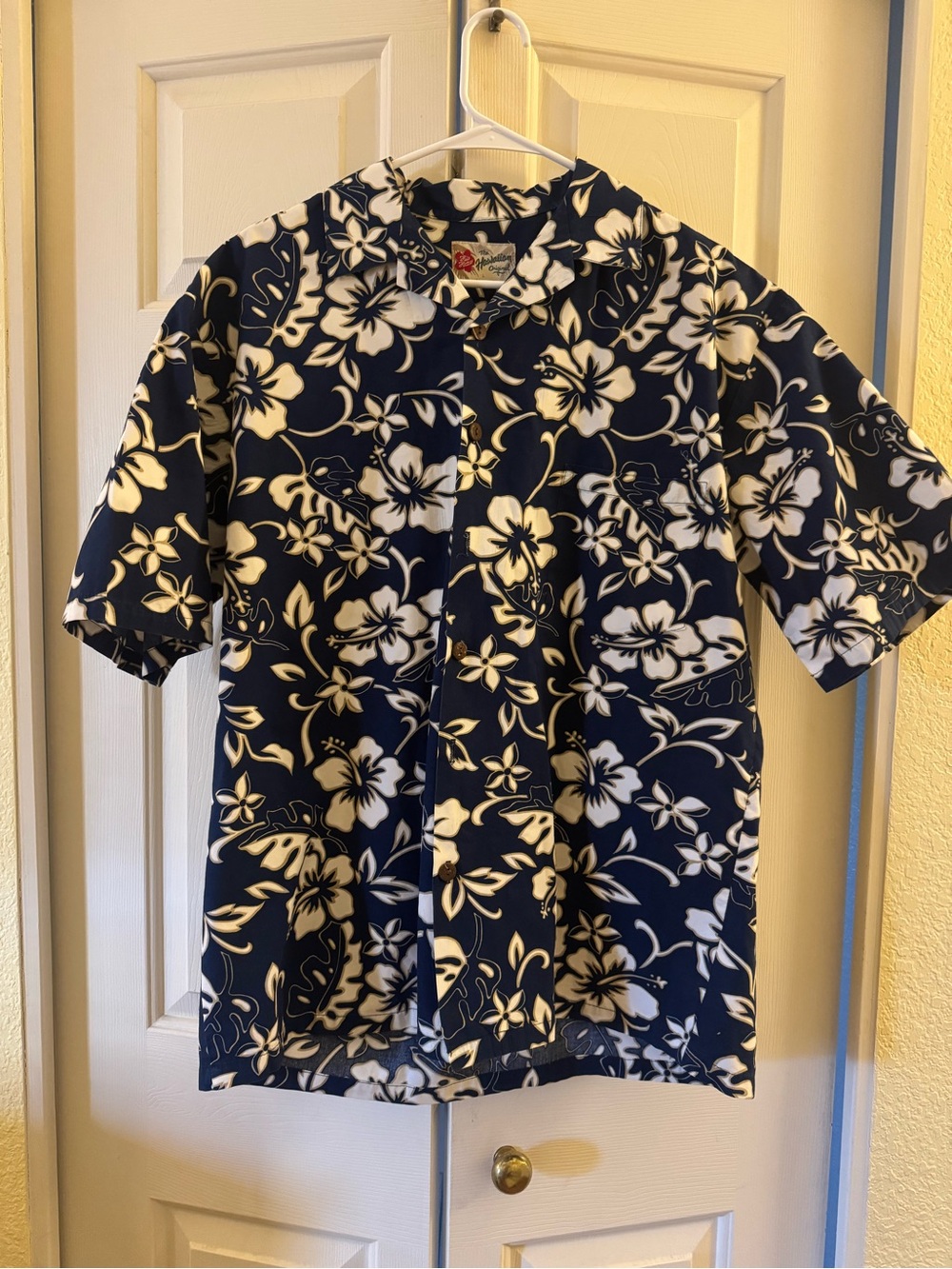 Hilo Hattie Navy‎ and Cream Hawaiian Floral Shirt Men’s size L